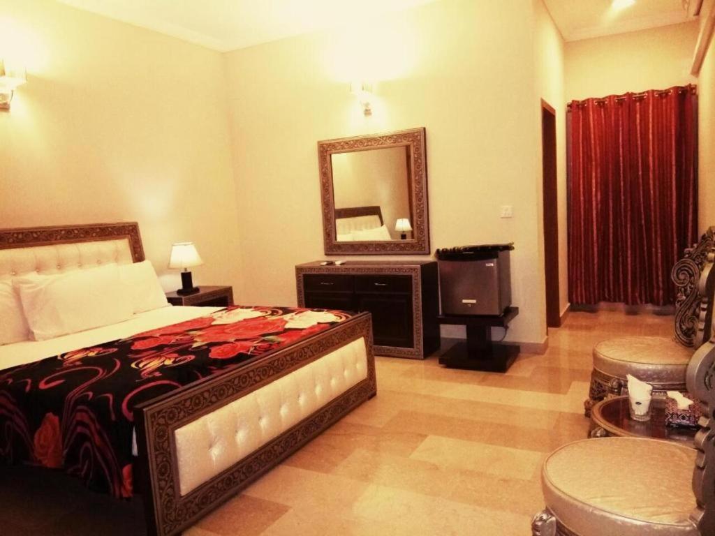 Royal Galaxy Bed & Breakfast Islamabad - For Families Only Exterior foto